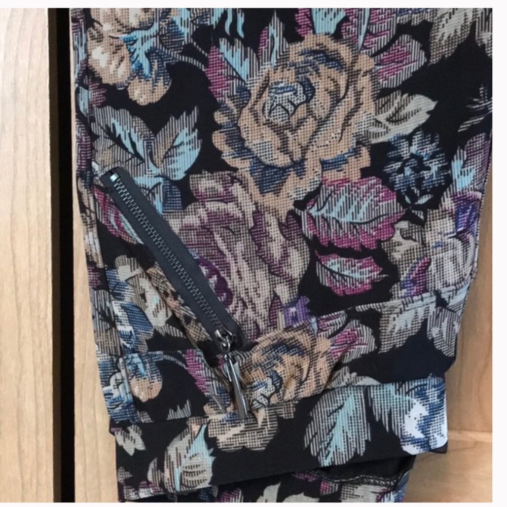 Coco+Carmen L/XL zip pocket floral leggings Like New!